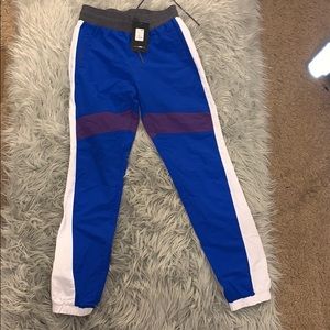 I am selling this fashion nova NEW windbreaker